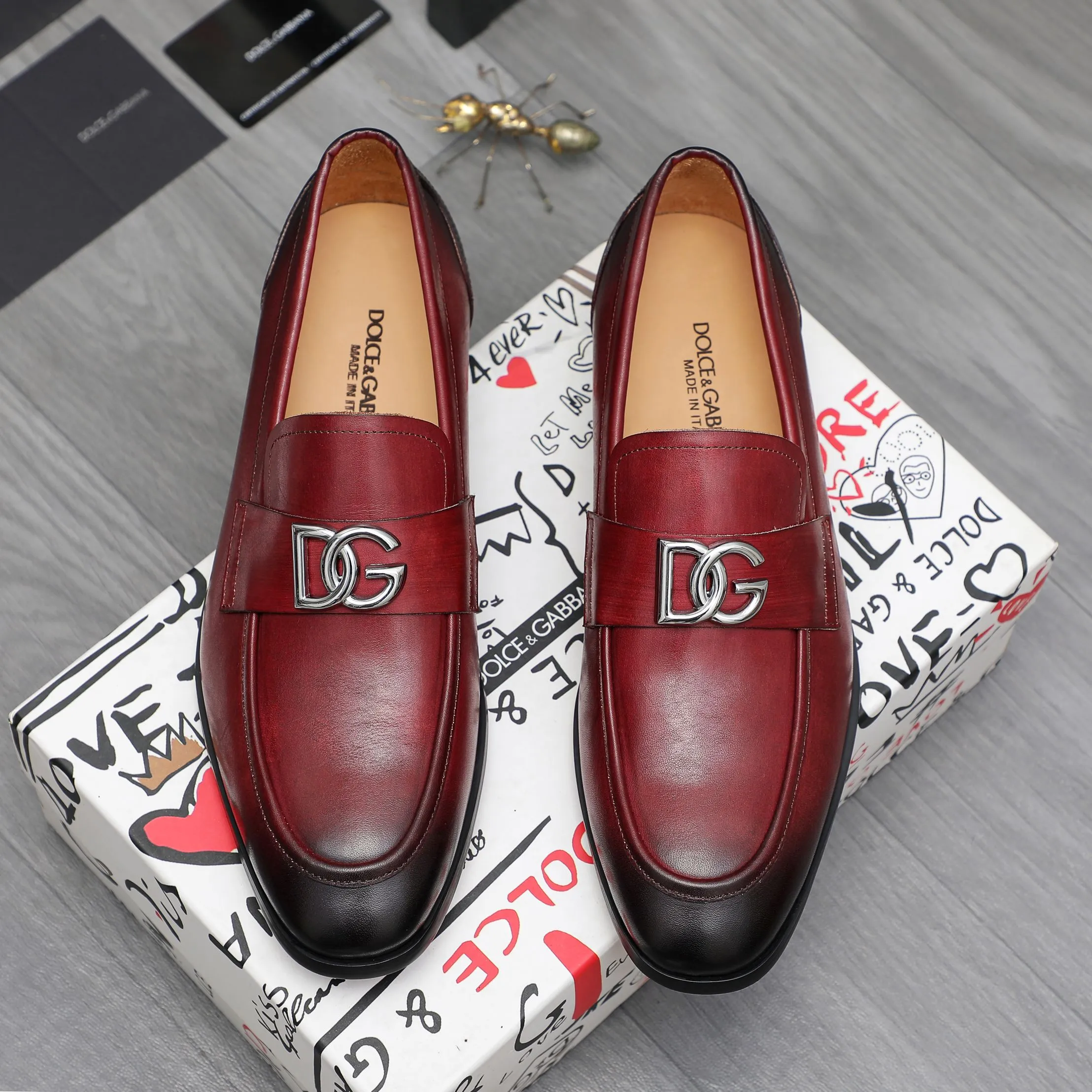 Men's shoes 💰500 Product trademark: DG (Dolce & Gabbana) business casual leather shoes Regular size: 38-45 (45 is custom-made and non-returnable) Product materials: Selected high-quality color-brushed cowhide upper, cowhide lining, original outsole